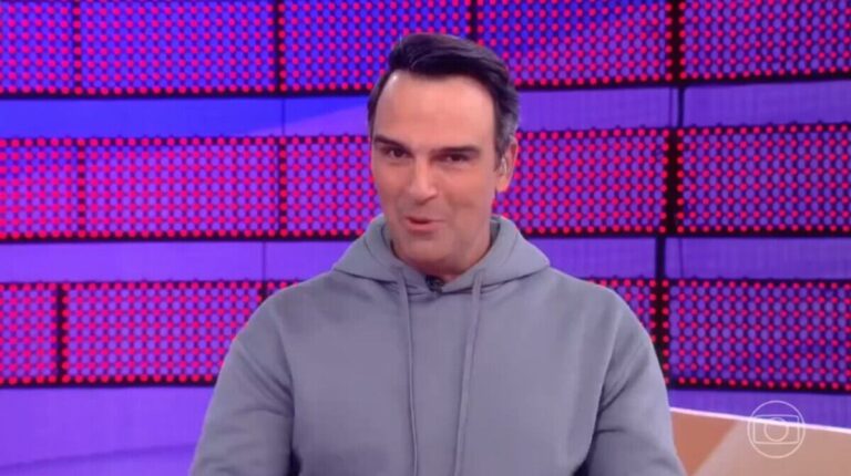 Tadeu Schmidt explicando a Dinâmica da Semana no BBB 24