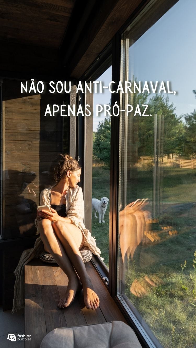 Frase não gosto do carnaval escrito em foto de mulher sentada na beira de uma janela de vidro com visão para área externa