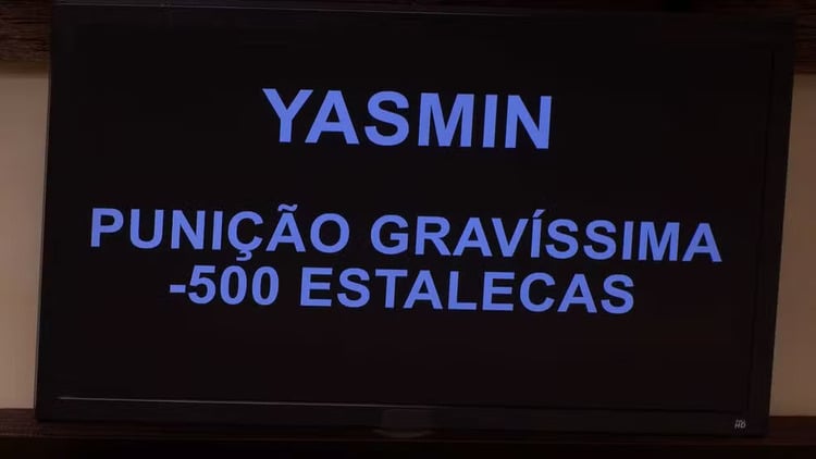 Tela da Casa do BBB 24 avisando que Yasmin Brunet perdeu 500 estalecas