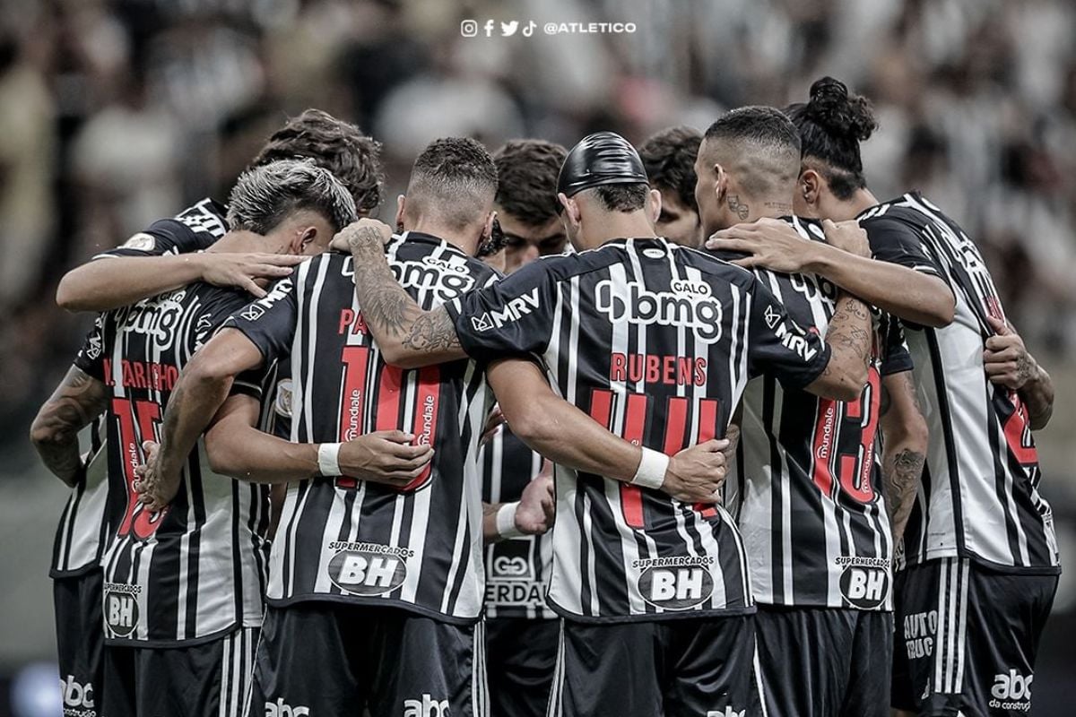 Imagem de jogadores do Atlético Mineiro se abraçando em campo