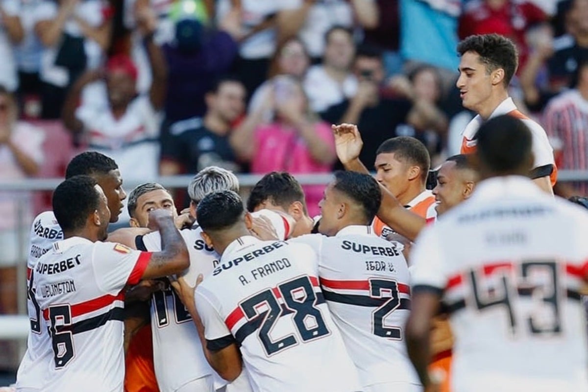 Jogadores do São Paulo comemorando em campo