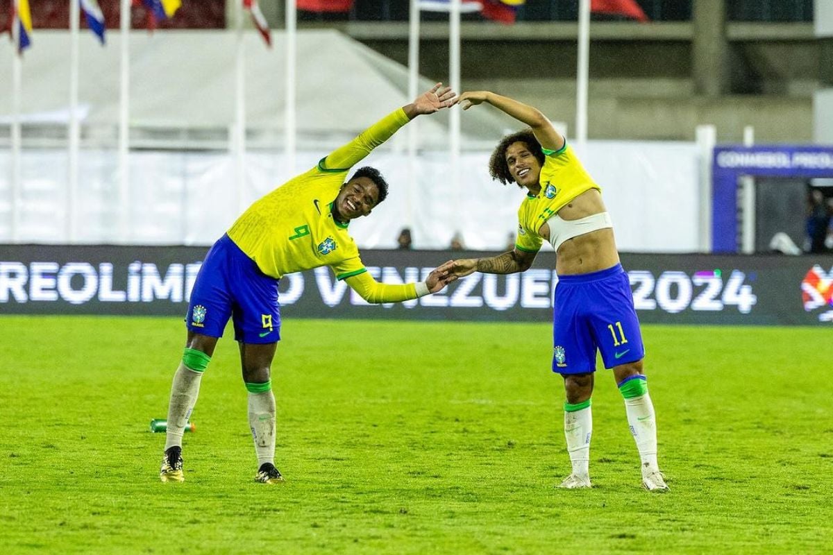 Endrick e Biro comemorando gol da Seleção Brasileira Sub-23