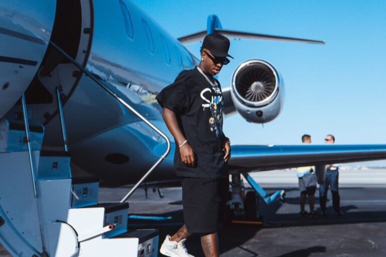 Vinícius Júnior na escada de um avião