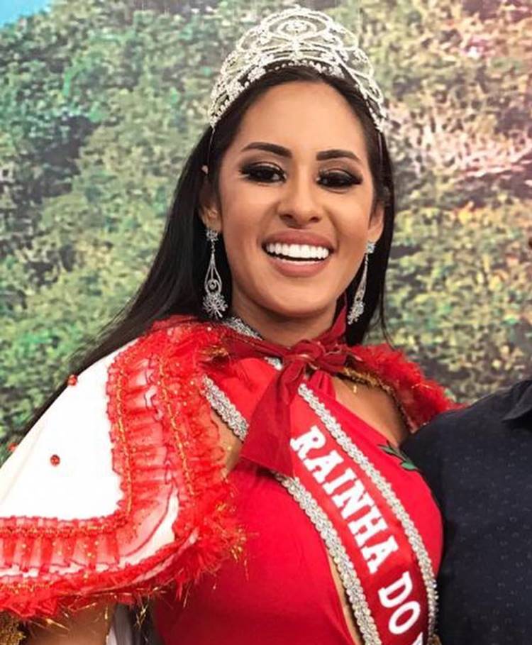 Isabelle do BBB 24 quando venceu o peladão 2018 usando coroa e faixa de rainha