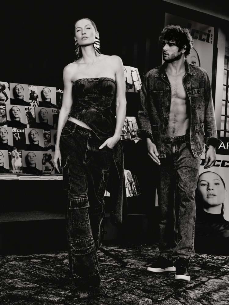 Foto em preto e branco de Gisele Bündchen usando cropped e calça ambos jeans, com fotos da modelo ao fundo e escritos "Colcci" e de Marlon Teixeira com jaqueta e calça jeans