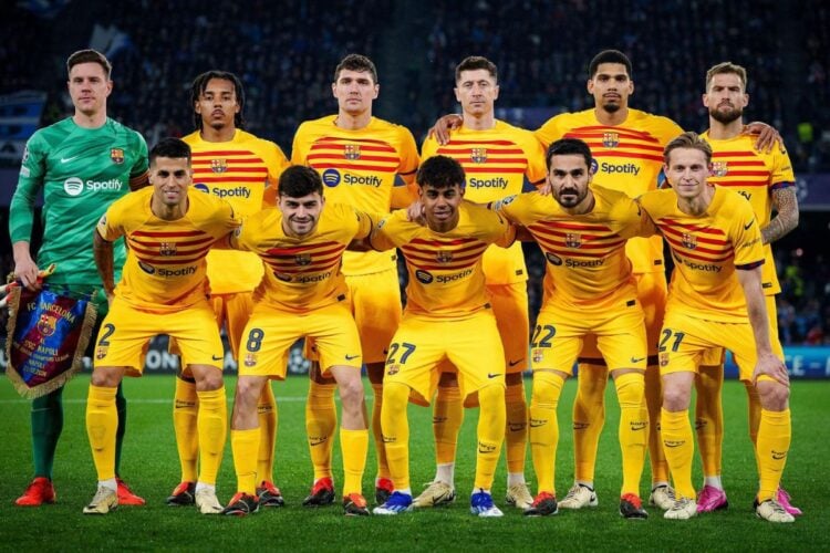Elenco do Barcelona com segundo uniforme tirando foto oficial da Champions League