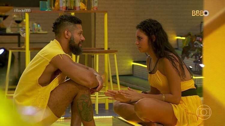 Alane e Juninho conversando durante uma festa no BB 24