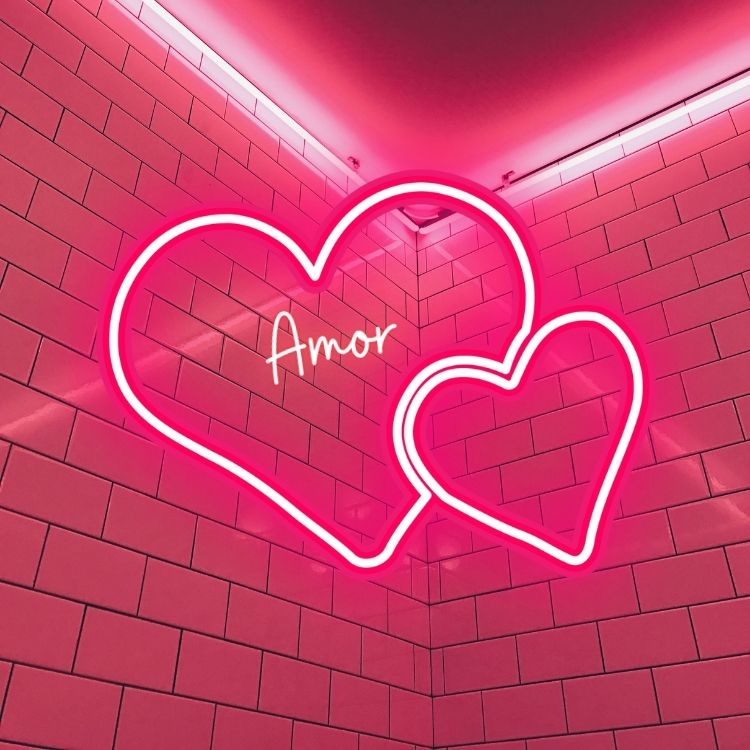 Corações rosa escrito amor em fundo de parede de tijolinhos com led rosa