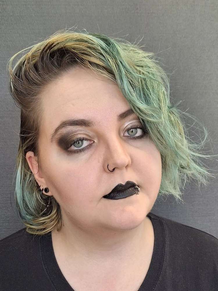 Mulher exibe maquiagem do TikTok no estilo grunge