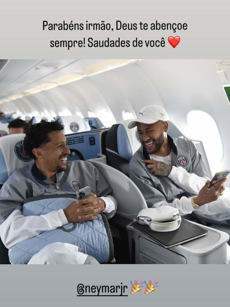 Neymar e Marquinhos no avião com uma mensagem de feliz aniversário do zagueiro para o atacante