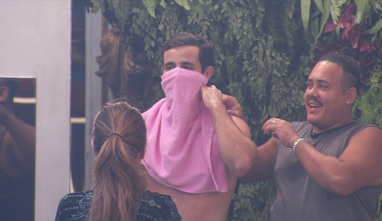 Matteus tirou a barba por completo