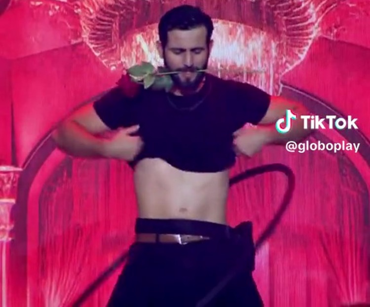 Print de vídeo de Matteus sensualizando com rosa na boca no BBB 24