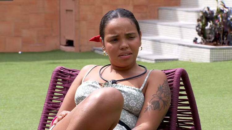 Pitel na área externa da casa do BB 24 falando sobre sua aliada Fernanda