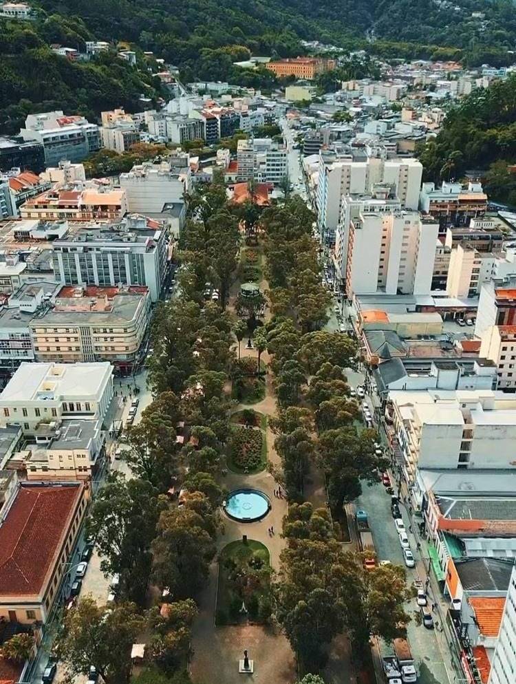 Praça Getúlio Vargas de Nova Friburgo vista de cima, imagem de drone