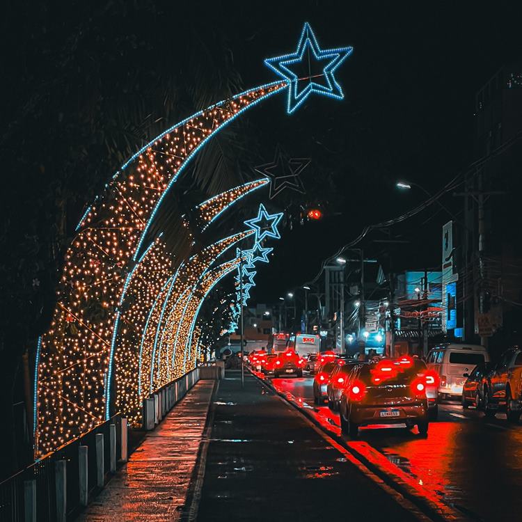 Avenida decorada de Natal em Nova Friburgo, à noite