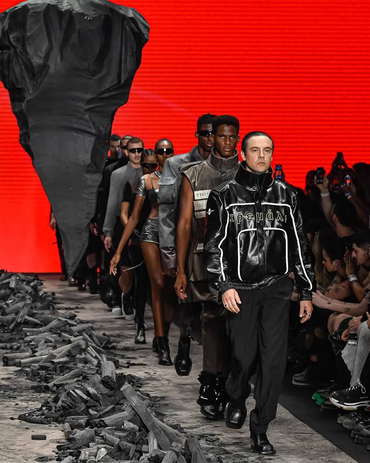 Desfile no São Paulo Fashion Week, modelos usam roupas pretas e desfilam em passarela com carvão