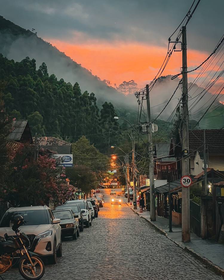 Rua de Lumiar, em Nova Friburgo, com movimento de carros, possivelmente durante uma manhã