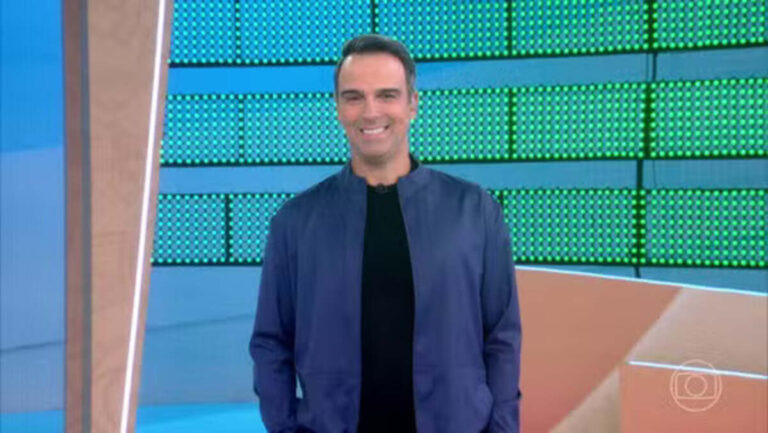 Tadeu Schmidt explicando a 7ª Dinâmica da Semana no BBB 24