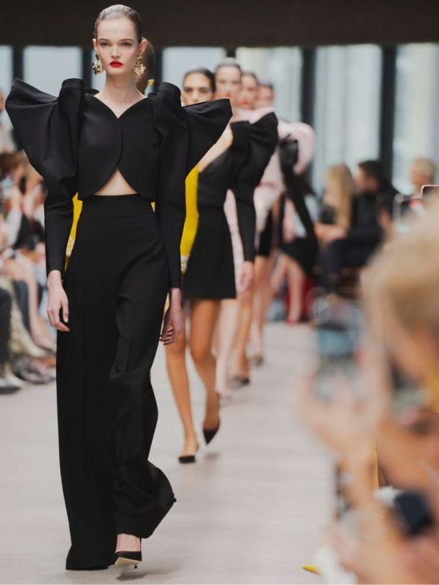 foto de desfile da Carolina Herrera na NYFW, com tendências de moda para o inverno 2024