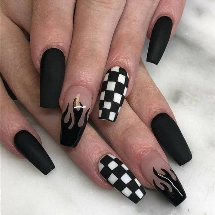 Unhas pretas, com chamas e quadriculada branco e preto