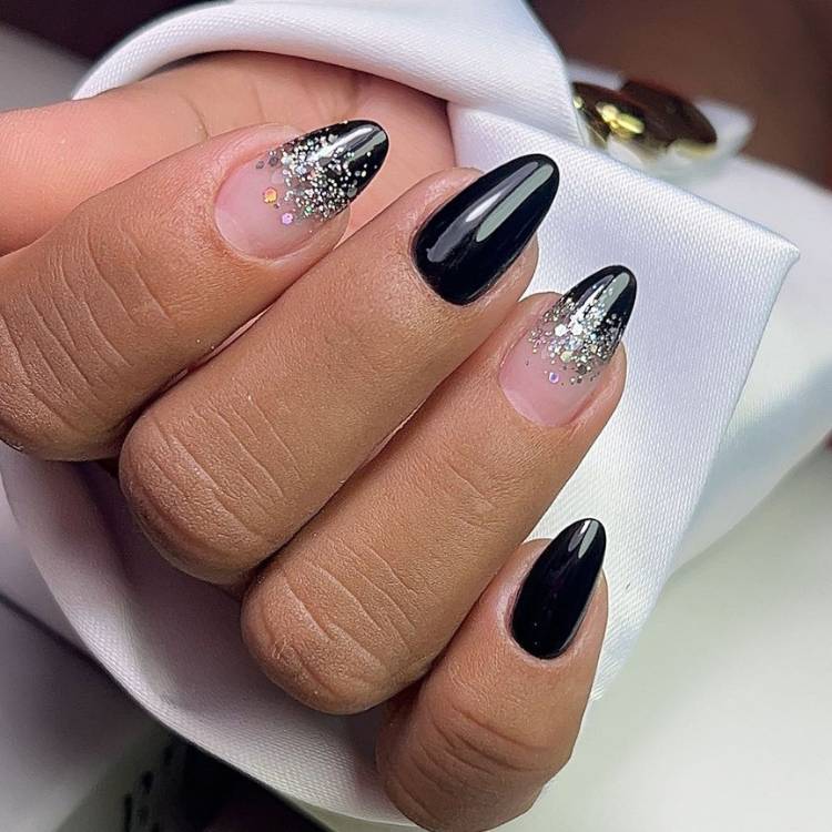 Unhas pretas e nude com glitter