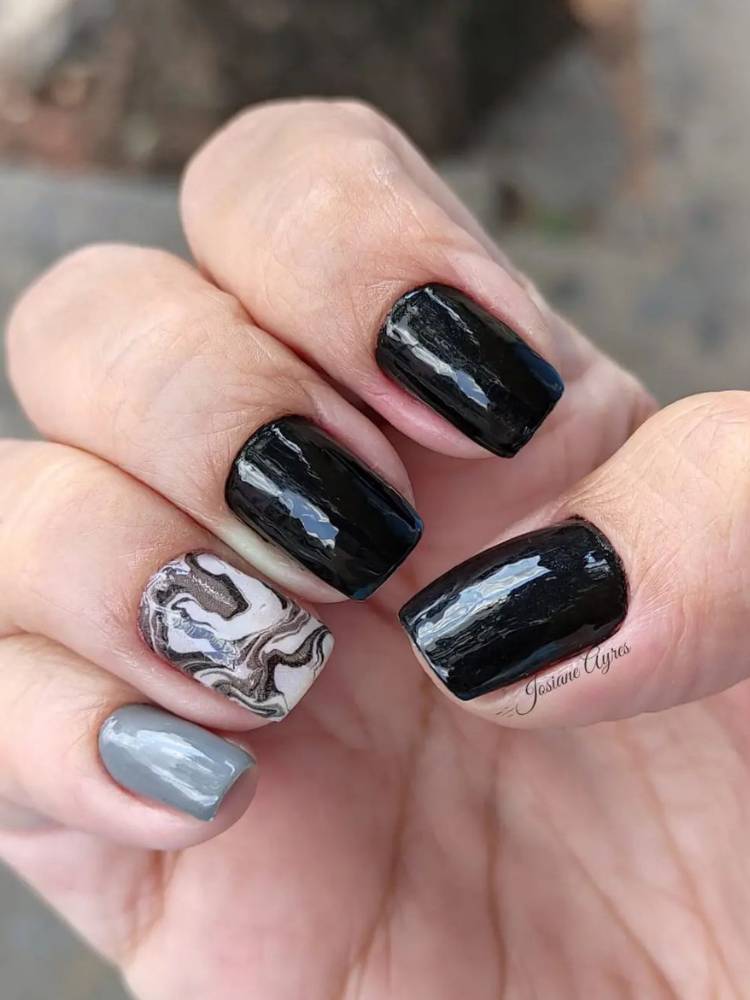 Unhas pretas com anelas marmorizado preto e branco e mindinho cinza