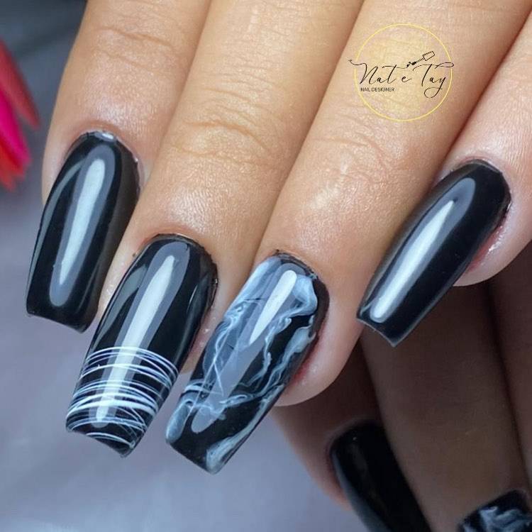 Unhas pretas com dedo do meio com teias brancas e anelar com marmorizado