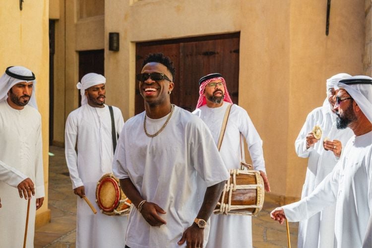 Vinícius Júnior com árabes em Dubai