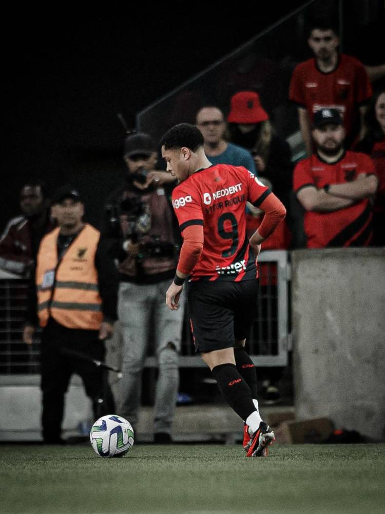 Vitor Roque em campo com a camisa 9 do Athletico Paranaense