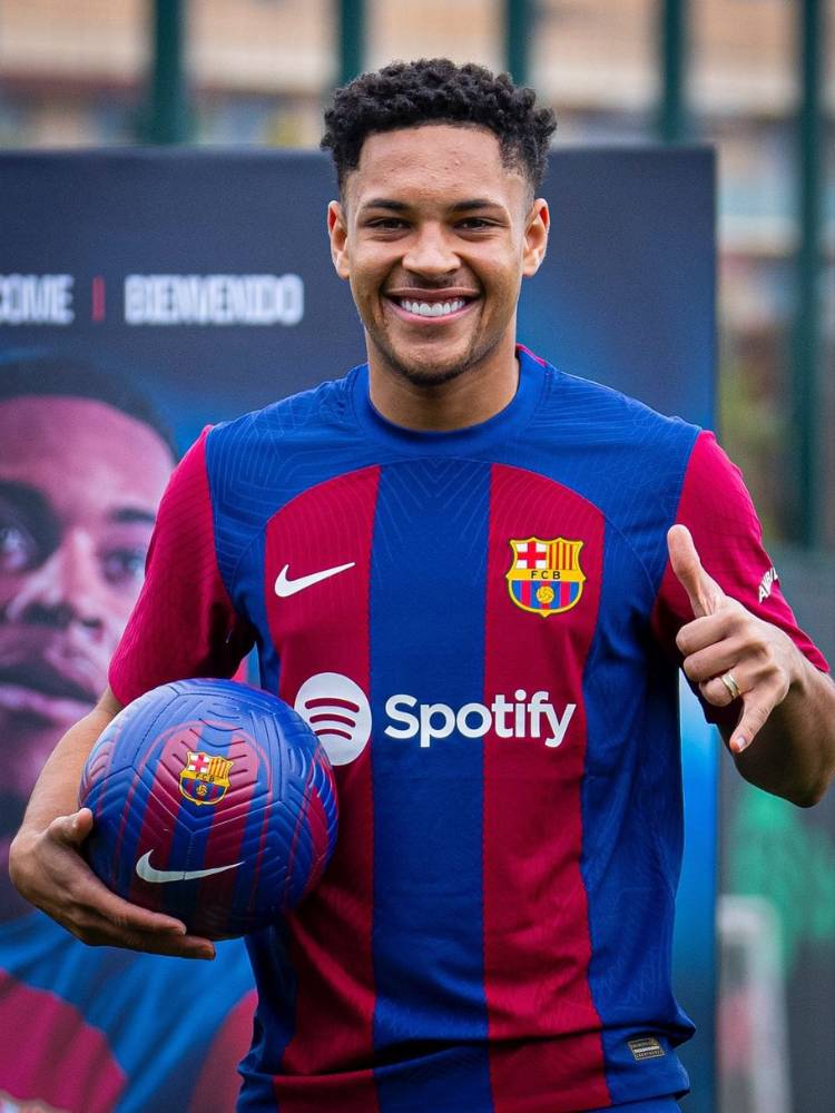 Vitor Roque em sua apresentação no Barcelona, com a camisa do time e segurando a bola do clube catalão