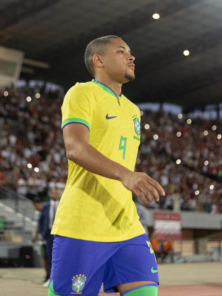 Vitor Roque em campo com a camisa 9 da Seleção Brasileira