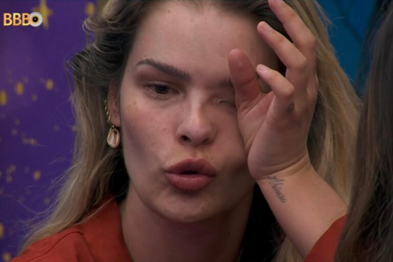 Foto de Yasmin Brunet chorando no BBB 24 com a mão nos olhos