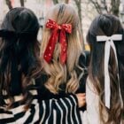 foto de três mulheres de costas usando penteados com laços no cabelo
