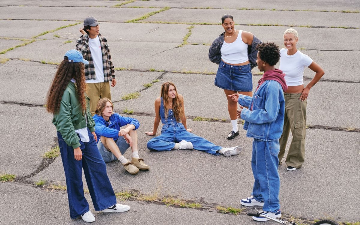 foto da campanha da Levi's, que lança nova coleção de jeans baseada em tendências de moda