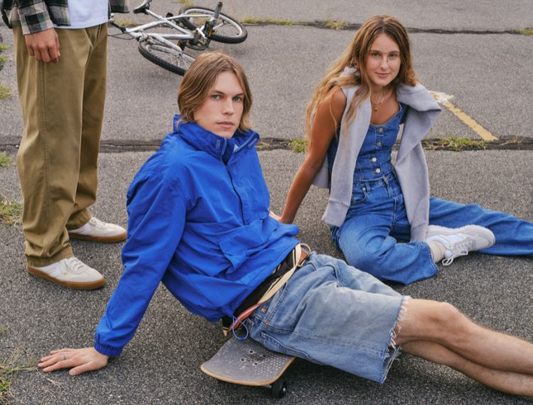 modelos usando peças jeans da nova coleção da Levi's
