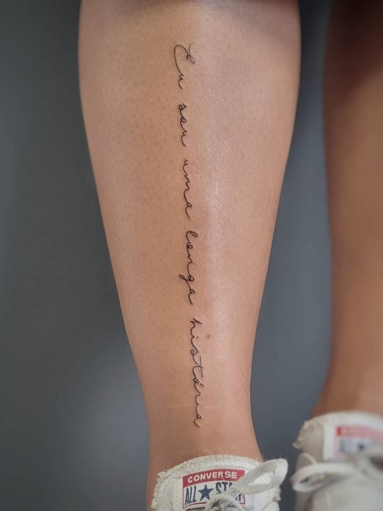 perna de mulher com frases para tatuagem Eu sou uma longa história