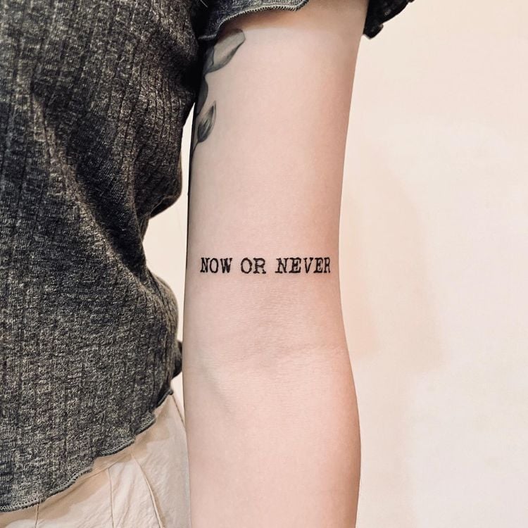 mulher com frases para tatuagem em inglês no braço