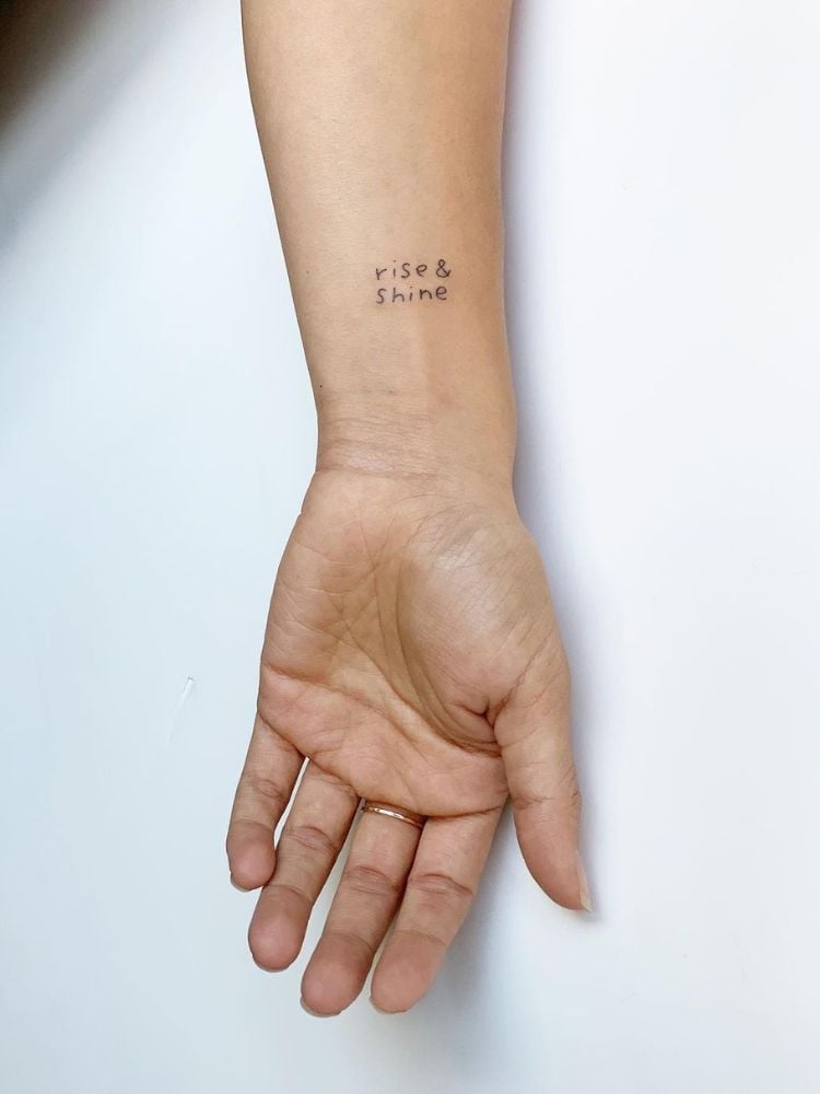 pulso de mulher com tattoo lettering delicada