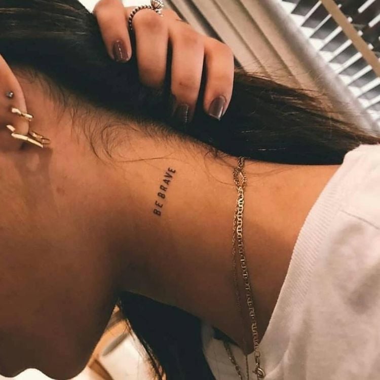 foto de mulher com tatuagem fine lettering no pescoço