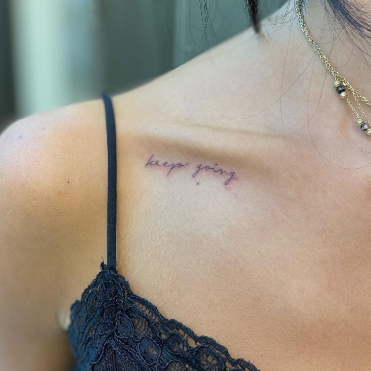 foto de mulher com tatuagem de frase em inglês na clavícula