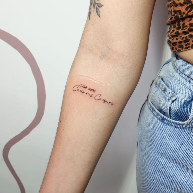 foto de tatuagem feminina em latim