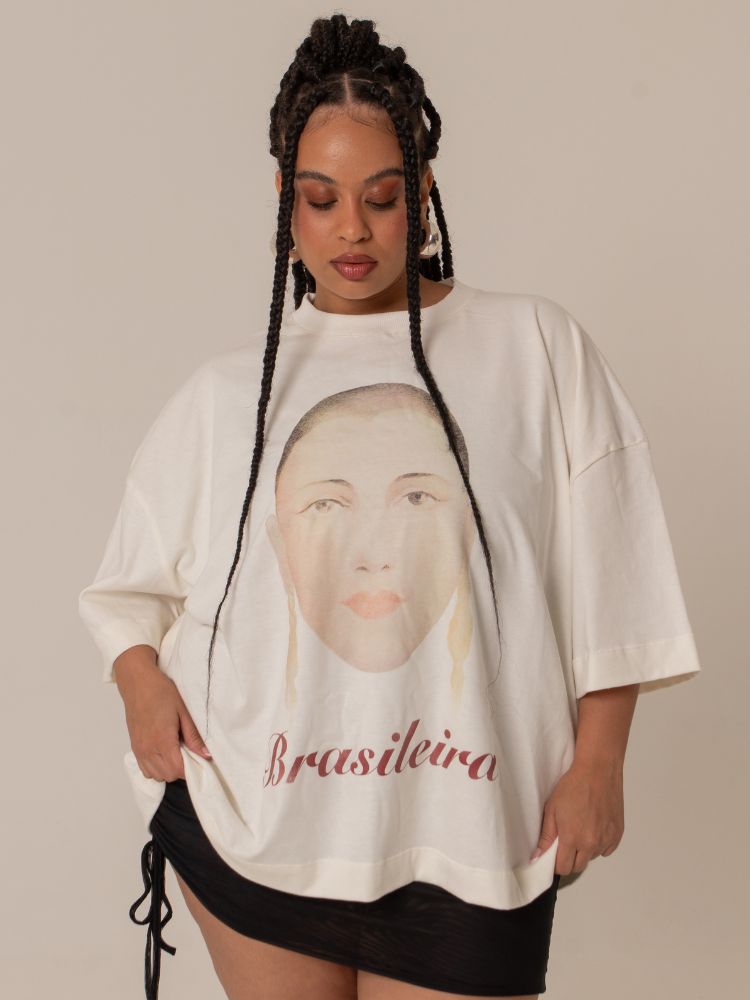 modelo usando t-shirt branca da coleção Lela Brandão Co. Tarsila do Amaral