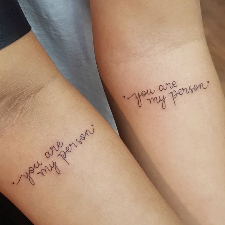 Foto de tattoos em dupla que dizem "You are my person"