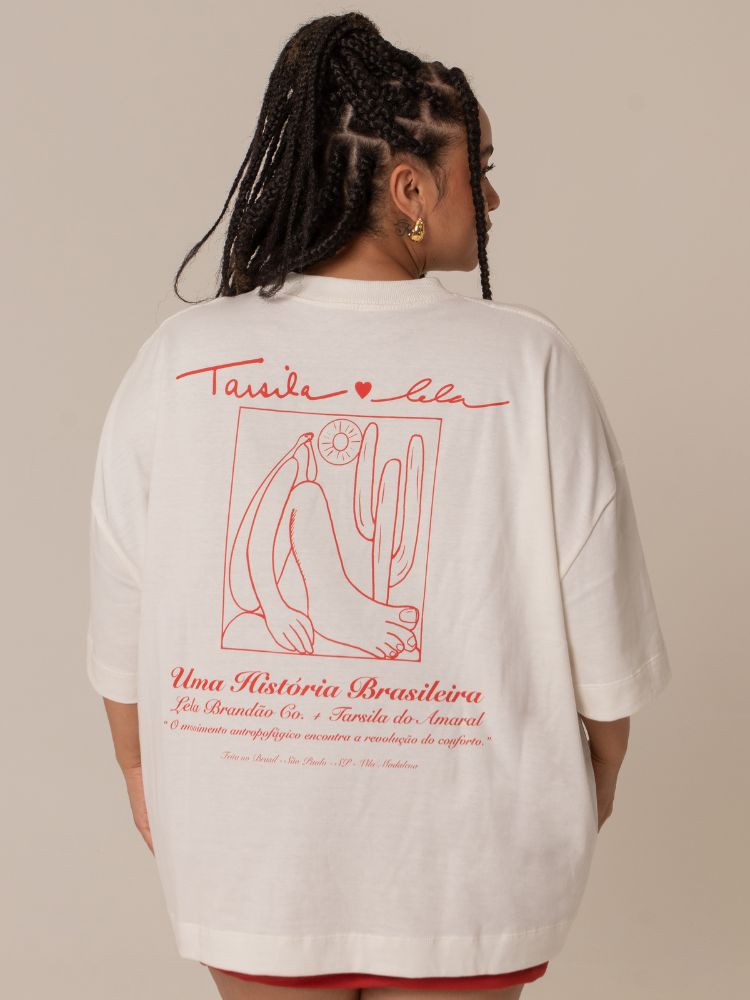 modelo usando t-shirt branca da coleção Lela Brandão Co. Tarsila do Amaral