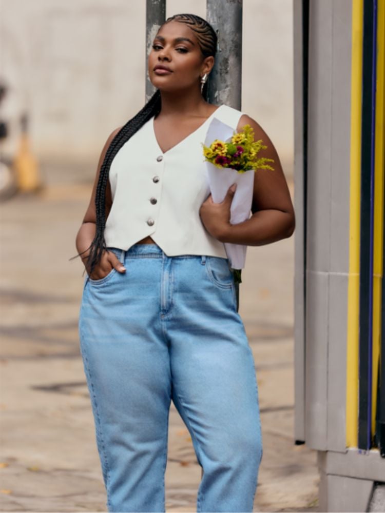 mulher usando colete branco e calça jeans da nova coleção da marca Ashua Curve & Plus Size