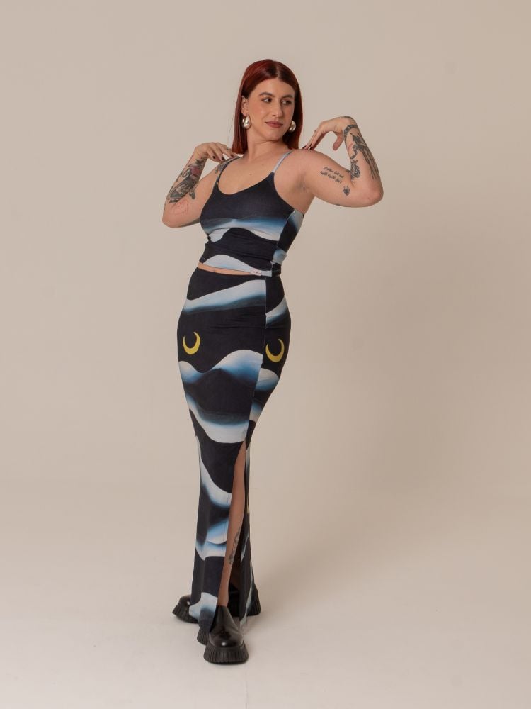 modelo usando vestido longo azul marinho da coleção Lela Brandão Co. Tarsila do Amaral