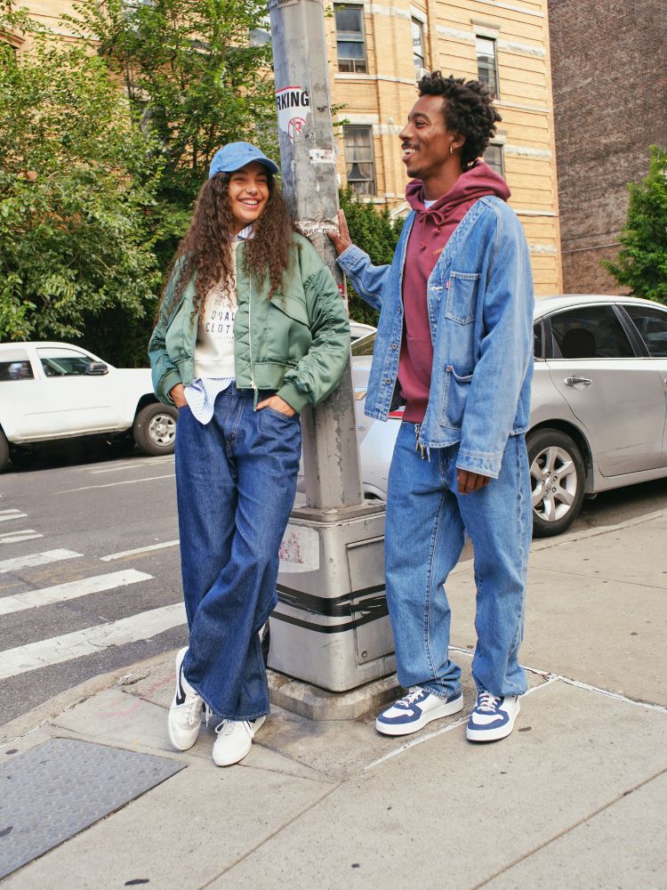 modelos usando peças jeans da nova coleção da Levi's