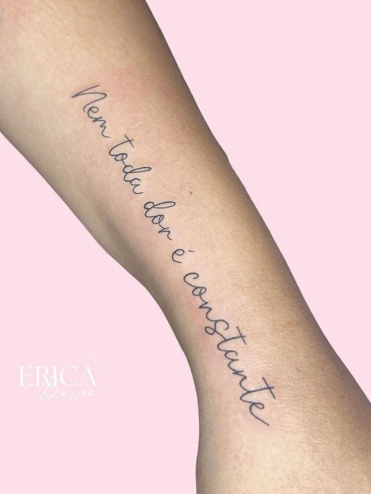 braço de mulher com frases para tatuagem: Nem toda dor é constante