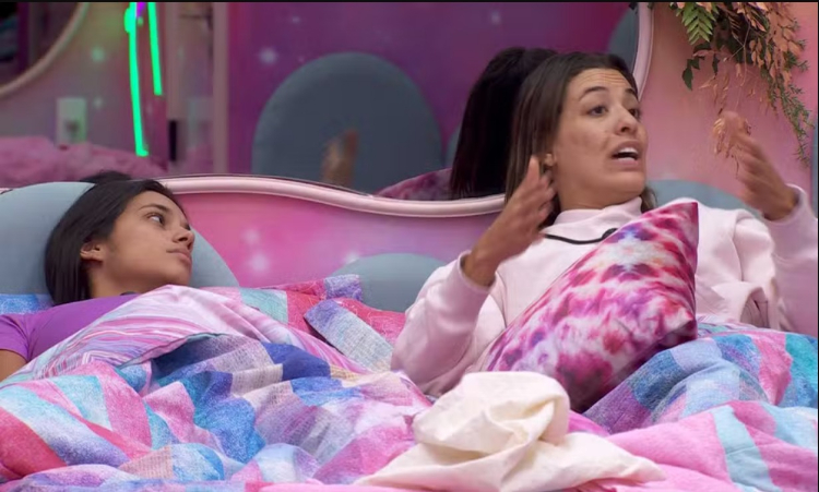 Beatriz e Alane deitadas na cama