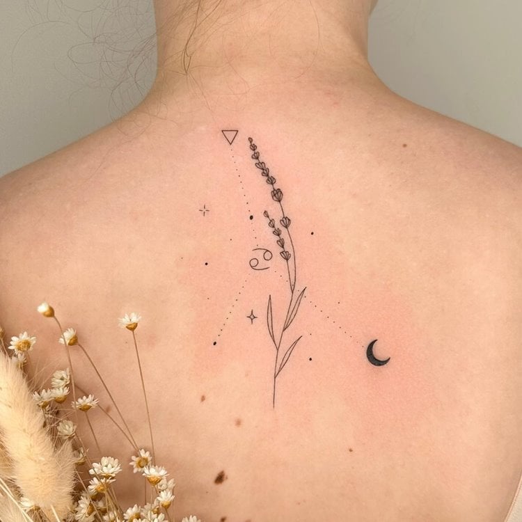 Tattoo de constelação do signo de  Câncer, cores: preto. Com ramo de lavanda, símbolo do signo e lua